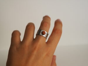 Bague travaillée pierre de soleil