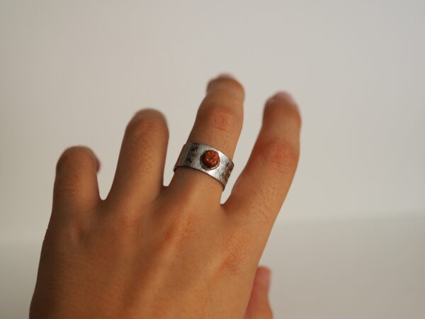 Bague travaillée pierre de soleil